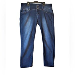 WannaBettaButt YMI Jean Capri Blue Womens Size 13 Designer Back Pockets